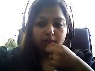 MILF Desi com peitos grandes tira a roupa na webcam
