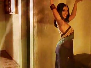 Düşük enerjili Hintli kız, açık bir videoda egzotik hareketlerini sergiliyor