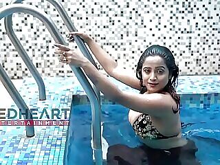 भारतीय चाची की ऊर्जावान आउटडोर तैरने के लिए जाता है भावुक, गर्म अंतरंग पलों में पानी.