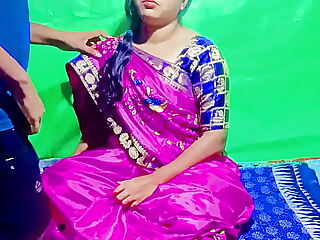 Sona Bhabhi intensiv befriedigt, links Sari führt zu intensivem Rubbeln und schnellerem Rhythmus.
