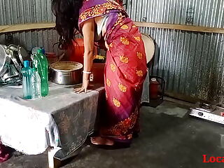 Seorang gadis Bengali yang cantik dengan saree tradisional menjadi nakal dalam pertemuan seksual yang panas.