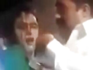 एक पाकिस्तानी महिला एक काले साथी के साथ वर्जित गतिविधियों में लिप्त होकर इस कामुक वीडियो में अपने जंगली पक्ष की खोज करती है।