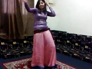 Baştan çıkarıcı Pakistanlı teyze duygusal bir şekilde dans ediyor