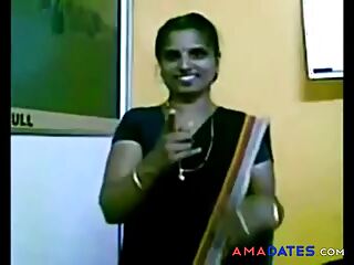 Desi-Mädchen neckt und befriedigt in einem expliziten Video.