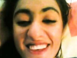 Bhabhi India memamerkan payudaranya di webcam