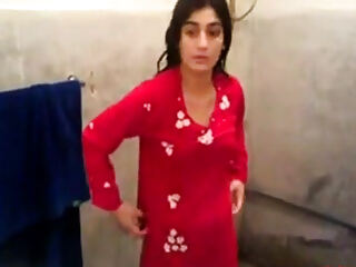 Gadis Pakistan Desi meneroka kemerahannya dengan melakukan seks India percuma dalam adegan panas.