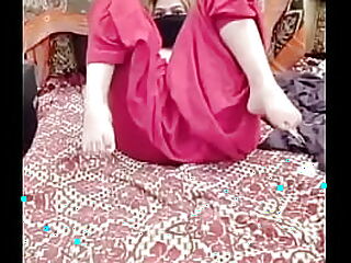 یک دختر پاکستانی شاخدار در یک صحنه جنسی داغ به باسن خود لعنت می زند.