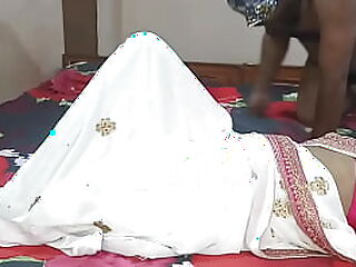 Femme au foyer indienne reçoit une fellation d'un dragon lubrique