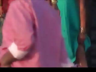 デシのおばちゃんが、このエロティックなビデオで野生の一面を受け入れながら、背が高くて抑制のない解放された放尿を見せる。