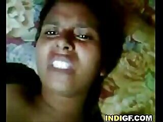 એક અત્યાધુનિક ભારતીય મહિલા તેના તમિલ મોહકતાનું પ્રદર્શન કરી રહેલા ગોળમટોળ ચહેરાને આક્રમક રીતે ખુશ કરે છે