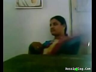 Les seins de la tutrice Andhra Omni rebondissent et sont martelés lors d'une session chaude.