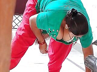 Hintli bir ev kadını, ağzına kadar doldurulurken zevkle inleyerek sert anal sikişe boyun eğiyor.