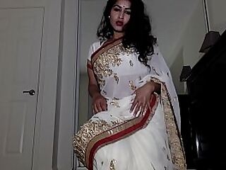 美しいインドの熟女が、素晴らしい膣を見せながら脱ぎます。