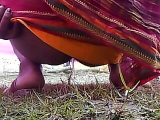 Eine indische Puristin feiert Pinkelspiel mit ihrer sinnlichen Vagina in Nahaufnahme.