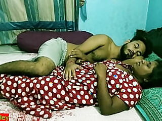 Momen intim remaja Desi dengan suaminya pada bulan madu terungkap dalam video yang bocor.