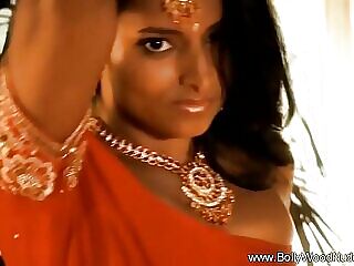 A sedução indiana continua com belezas tentadoras em encontros quentes e sensuais.
