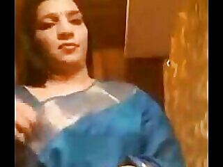 Hint ev kadını Kalpana harika bir sakso çekiyor