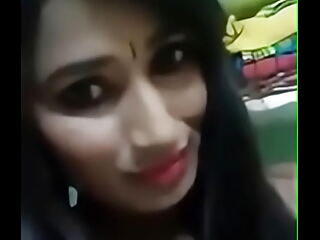 La belleza india Ishita muestra su determinación en una sesión de webcam de larga distancia, mostrando sus habilidades como profesora.