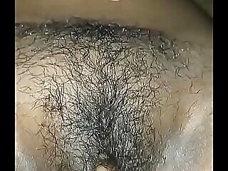 Une fille tamoule avec un gémissement d'oiseau se fait remplir les trous de sperme.