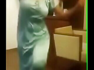 Seorang gadis India menari dengan menggoda dan mengungkapkan lekuk tubuhnya.