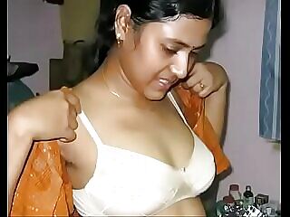 La dernière vidéo d'une fille tamoule chaude est sûre de satisfaire vos désirs. Ne manquez pas ce clip chaud.