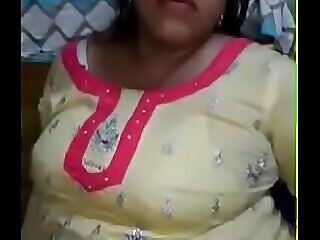Desi mature woman in hot 420p video, watch her seductive moves.