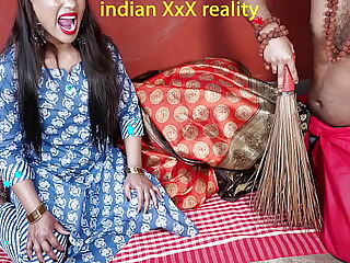 印度宝贝在印地语视频中与多个伴侣进行狂野的性爱。