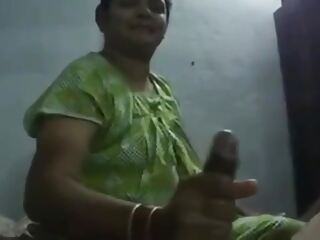 섹시한 인도 아줌마가 딥스로팅 세션을 위해 거칠고 강렬한 딥 스로트를 운동합니다.
