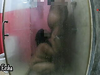 भारतीय एक्स-रेटेड फास्टनर एक यात्री के साथ उनके बाथरूम में संबंध बनाता है, जिससे एक गर्म मुख-मैथुन होता है और तीव्र तेज़ सेक्स होता है।