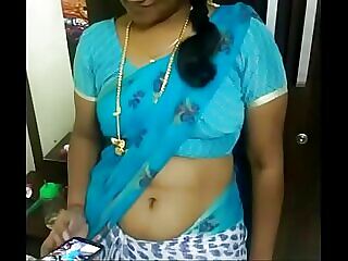 Индийская подросток Сри Дивья занимается диким сексом в горячем сольном исполнении.