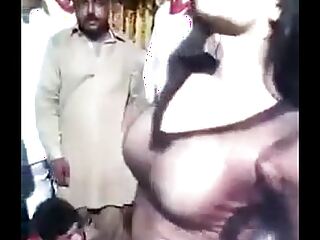 Uma beleza paquistanesa sedutora se entrega a um traje indiano tradicional, se entregando a uma dança erótica que deixa pouco para a imaginação.