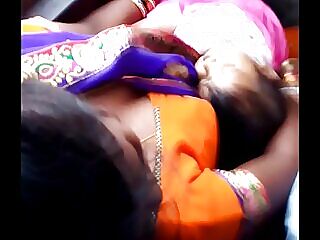 Telugu阿姨在公共巴士上炫耀她丰满的胸部,导致了一场情色的邂逅。