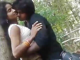 Pasangan Kannada yang penuh gairah memanaskan skrin dengan kimia yang intens dalam pertemuan yang panas dan sensual ini.