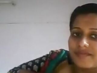 Dik göğüslü Hindistanlı bir kadın kamerada yaramazlık yapar.