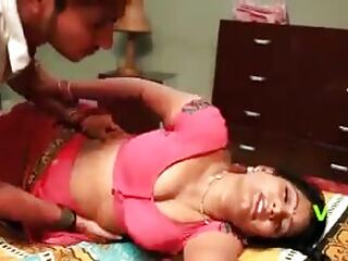 Erlebe den Nervenkitzel wechselnder Bhabhis in einem einzigen Video und zeige ihre einzigartige Sinnlichkeit und Erotik.