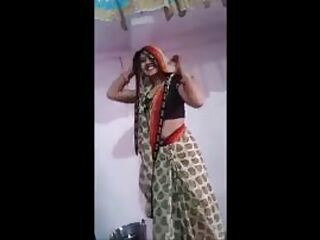 Regardez une beauté indienne danser et faire une gorge profonde de manière séduisante dans ce film chaud.