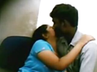 Неопытные индийские любовники не подозревают, что камера снимает их интимные моменты.