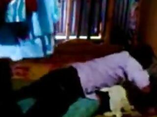 Индийский парень борется на высокой кровати со своей девушкой.