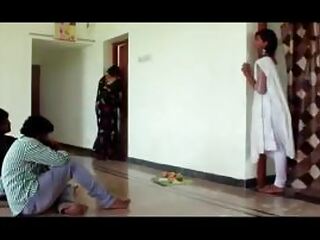 Una pareja tamil amateur filma una cinta de sexo cómic sin inspiración e intencionalmente.