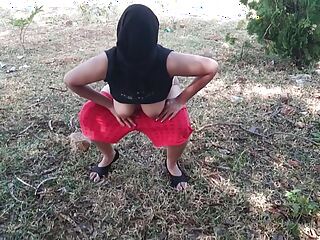 性感的印度穆斯林Bhabhi在公共瑜伽课上展示她的抑制和服装。