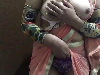 सिमरन भाभी पूरे जोश से अपने पर्याप्त स्तनों को सहलाती हैं, अपने उभारों के प्रति अपना प्यार और उसे मिलने वाले आनंद का प्रदर्शन करती हैं।