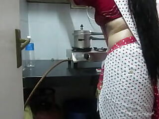Le bouton du ventre de Leena Bhabhi est chaud dans cette vidéo XXX indienne, alors que la femme au foyer séduit avec ses mouvements alléchants.