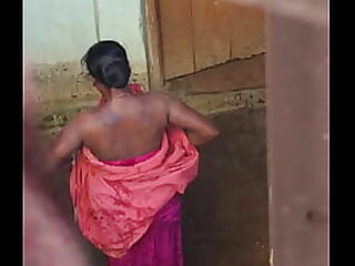 Desi bhabhi menanggalkan pakaiannya dan memuaskan dirinya sendiri setelah sesi panas dengan kliennya. Nikmati adegan seks Kannada di kamera